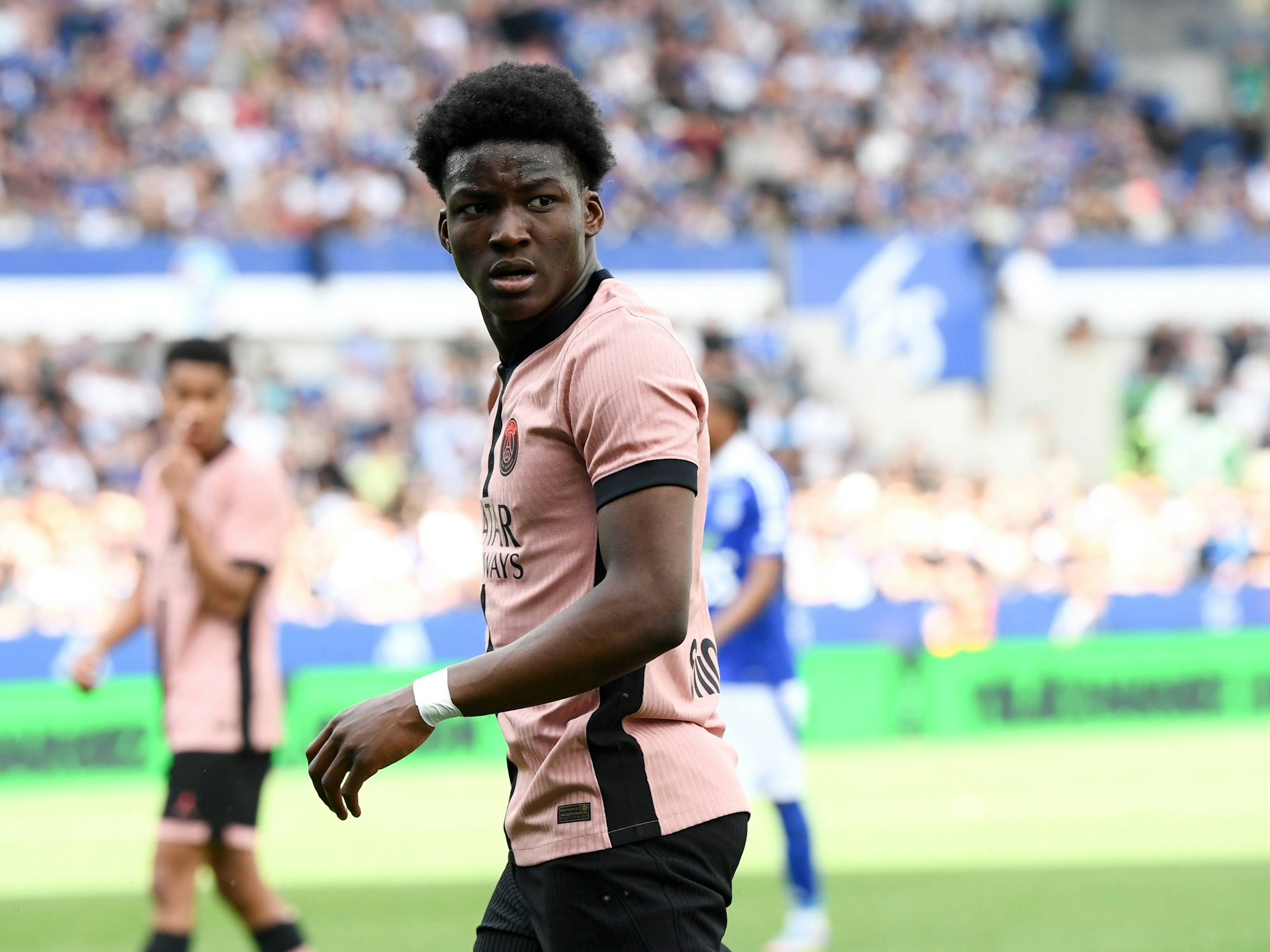 Axel Tape guckt sich bei einem Spiel um.