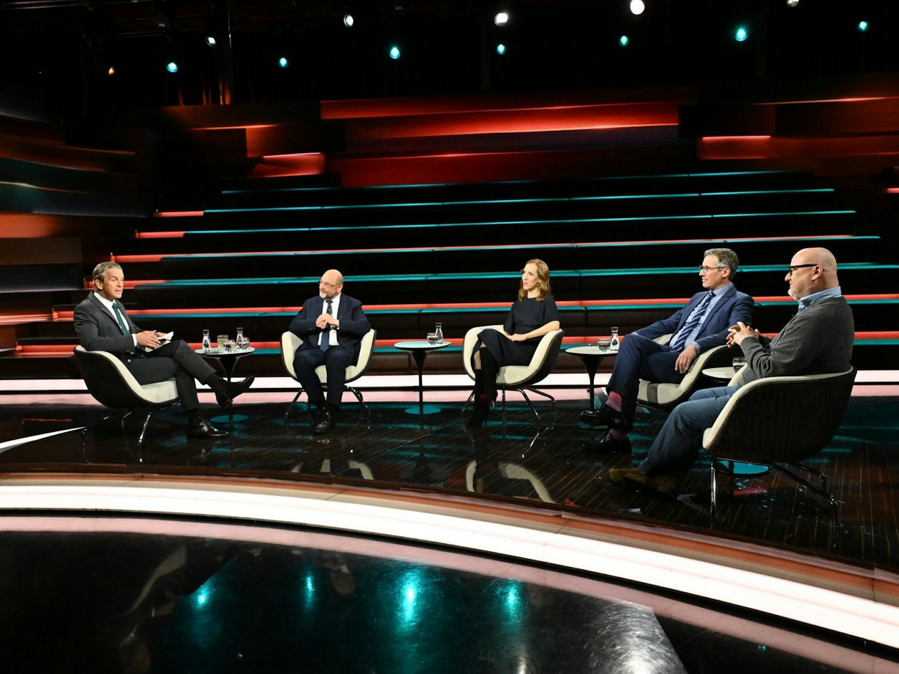 Am Dienstagabend diskutierte Markus Lanz (links) mit Ex-SPD-Chef Martin Schulz (zweiter von links), Journalistin Alice Bota (Mitte), Journalist Daniel Friedrich Sturm (zweiter von rechts) und ZDF-Korrespondent Ulf Röller. (Bild: ZDF / Cornelia Lehmann)