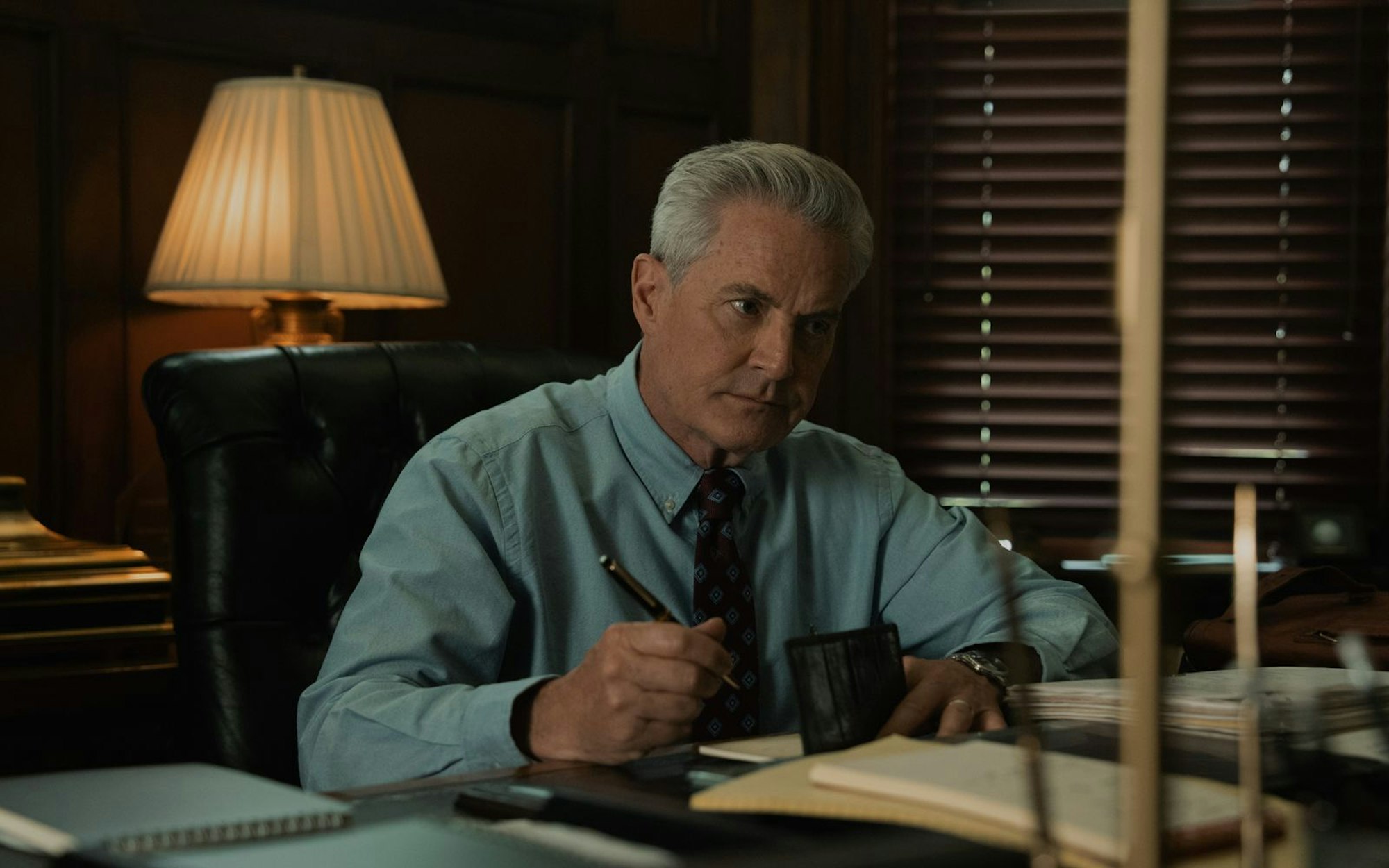 Claires Vater (Kyle MacLachlan) hält es für sinnlos, seine erwachsene Tochter weiter zu unterstützen. Er glaubt nicht, dass Geld oder elterliches Kümmern deren Probleme lösen können. (Bild: Apple TV+)