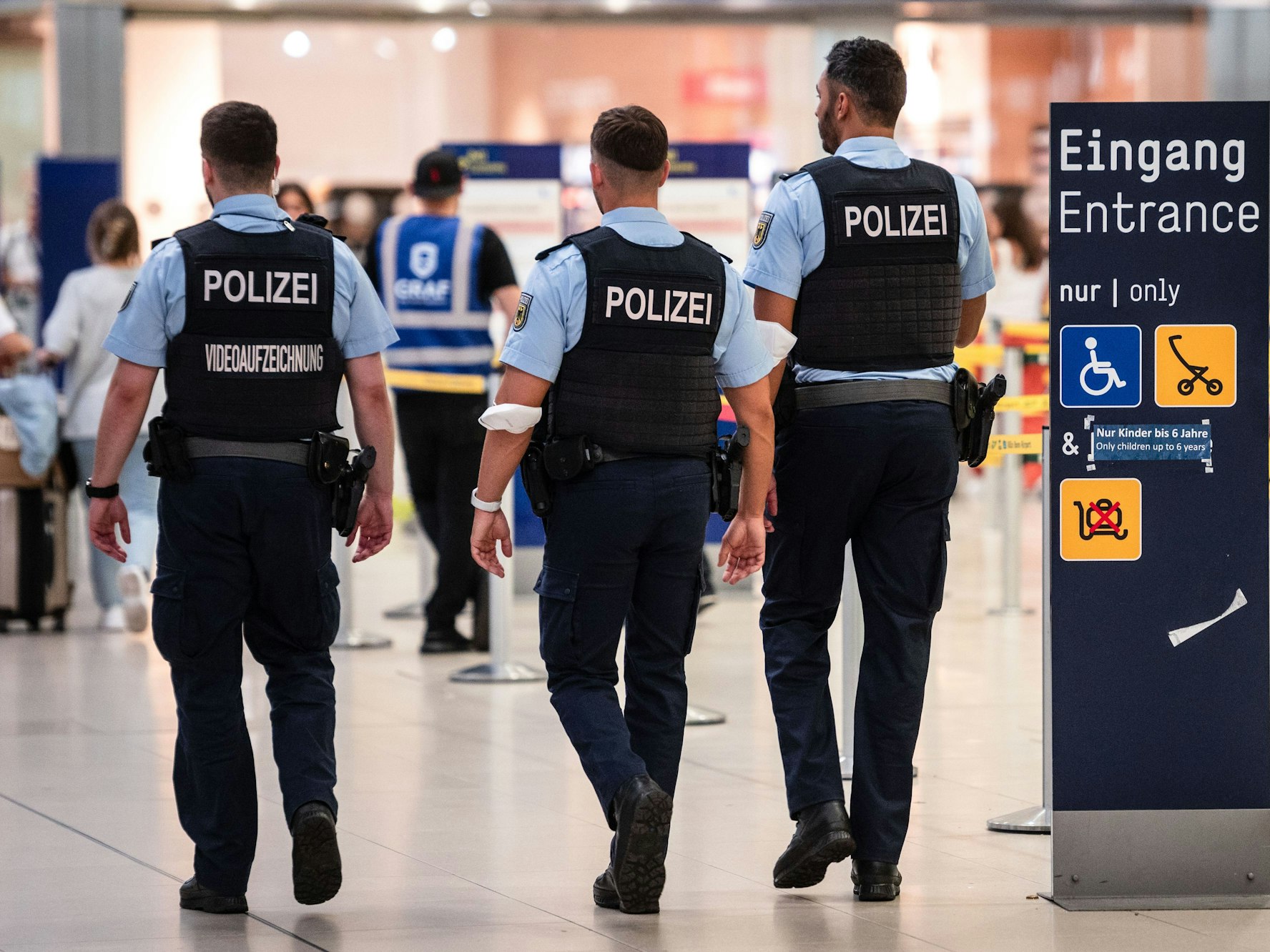 Auf dem Flughafen Köln/Bonn vorbei wurde eine mutmaßliche Kindergeld-Betrügerin gefasst.