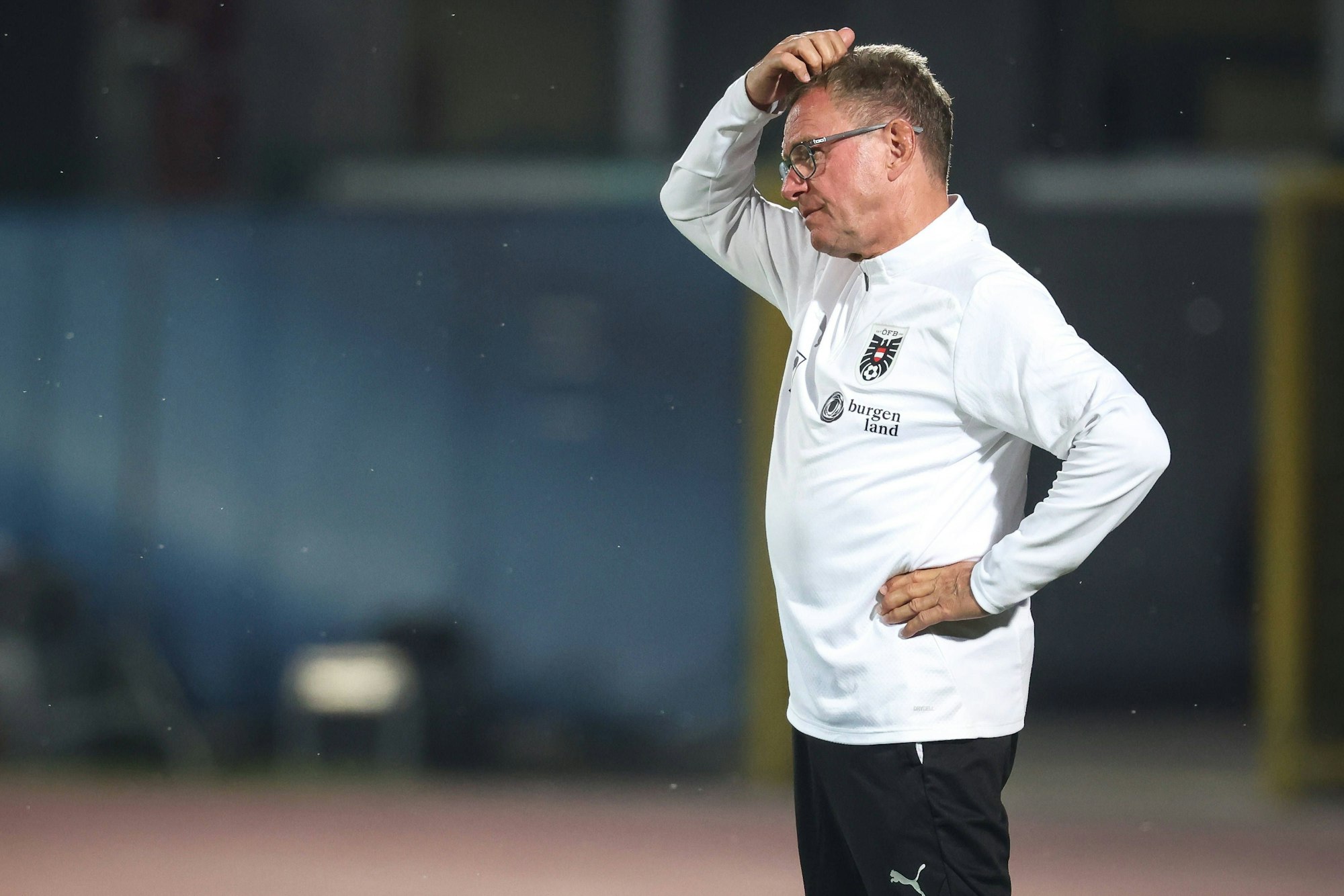 Ralf Rangnick steht an der Seitenlinie und kratzt sich nachdenklich am Kopf.