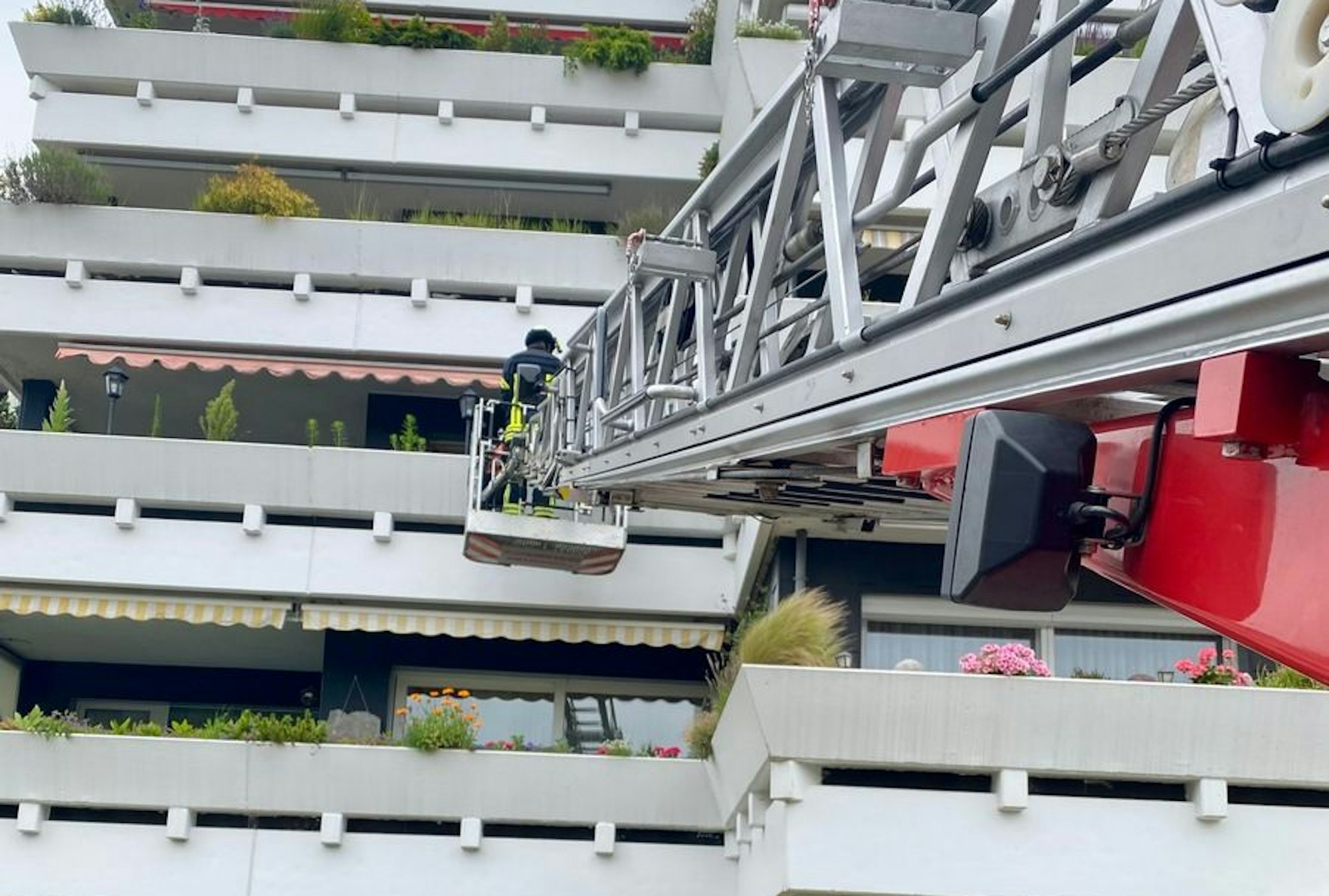 Feuerwehr Schermbeck rettet hilfebedürftige Person mit der Drehleiter aus einer Wohnung
