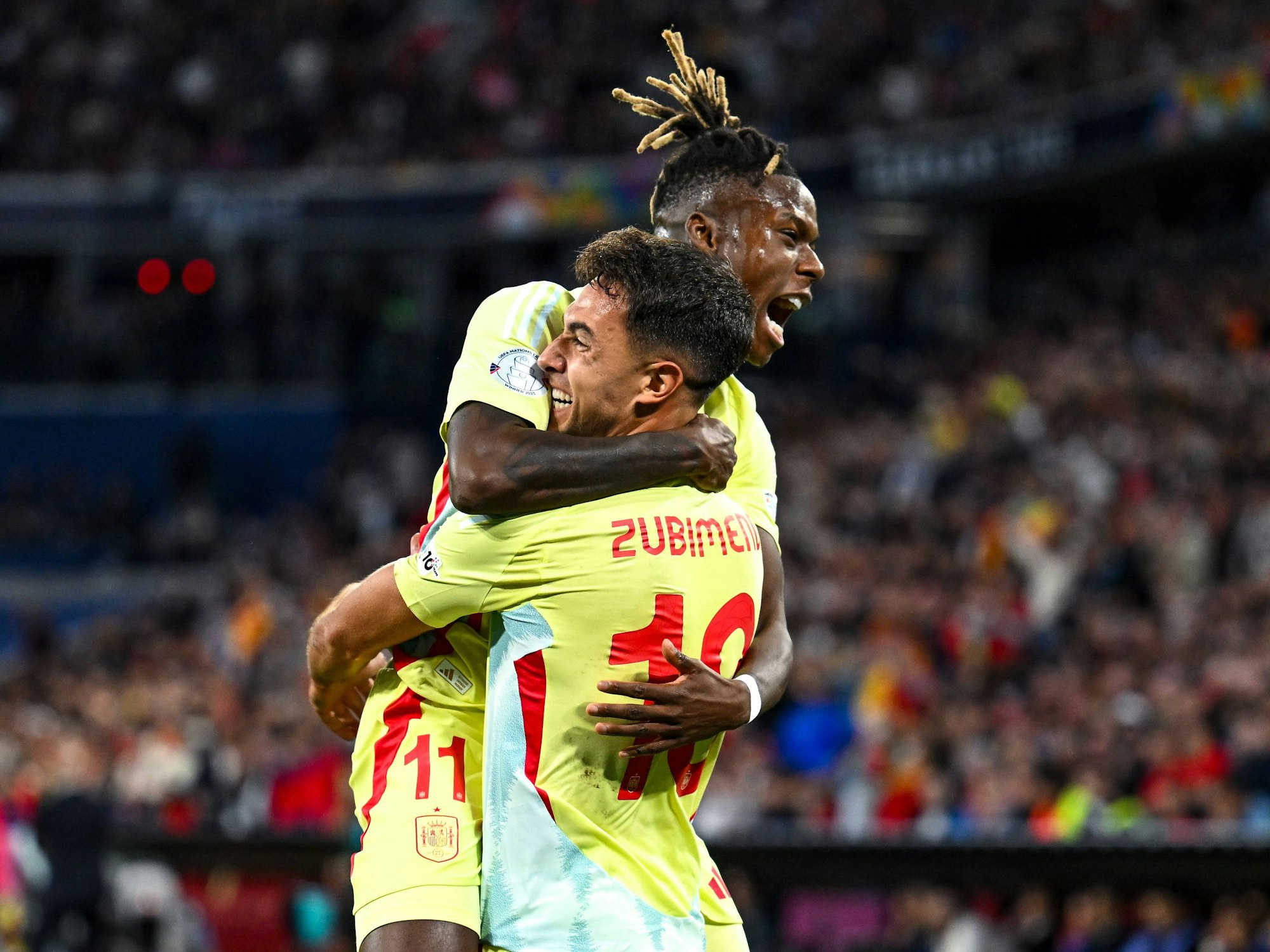 Nico Williams jubelt mit Martin Zubimendi.