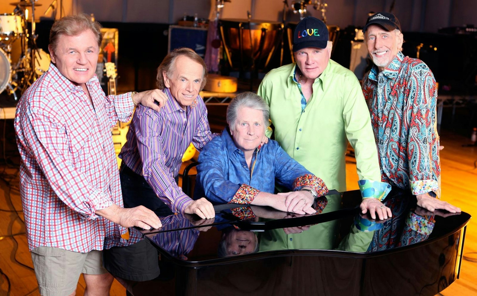 2012 veröffentlichten Brian Wilson (Mitte) und die Beach Boys mit „That's Why God Made The Radio“ noch einmal ein neues Album. (Bild: Robert Matheu / EMI)