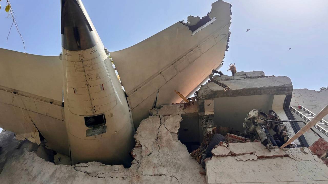 Das Heck der Absturz-Maschine steckt nach dem Absturz in einem Wohnhaus.