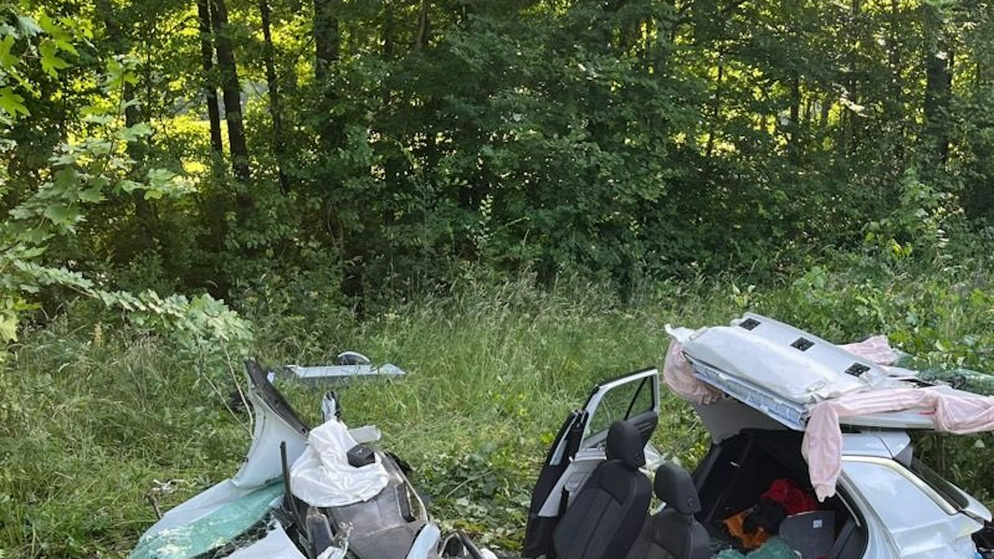 Verkehrsunfall auf der L116 bei Grevenbroich: Ein VW T-Roc kam von der Fahrbahn ab und kollidierte mit einem Baum.