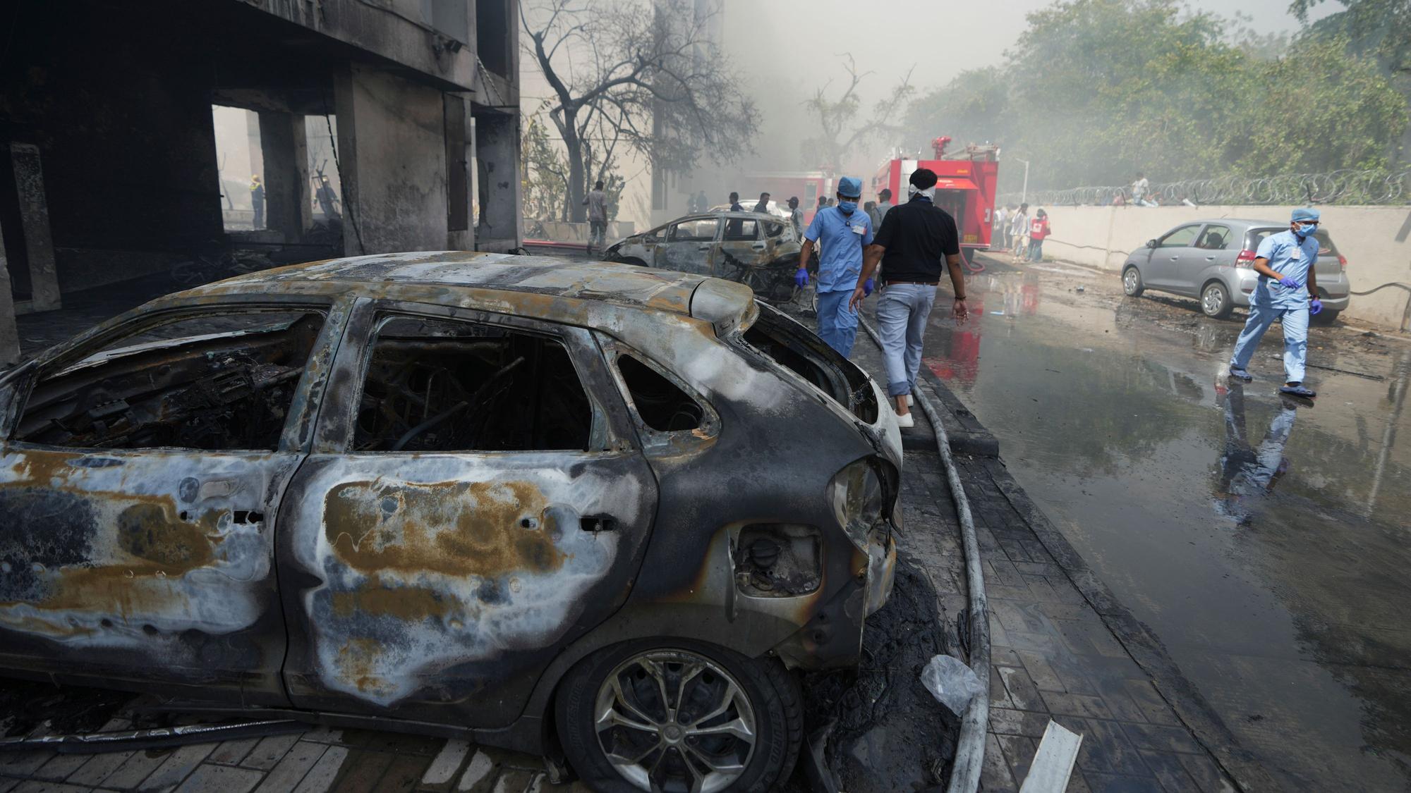 Autos und Gebäude rund um die Absturzstelle.