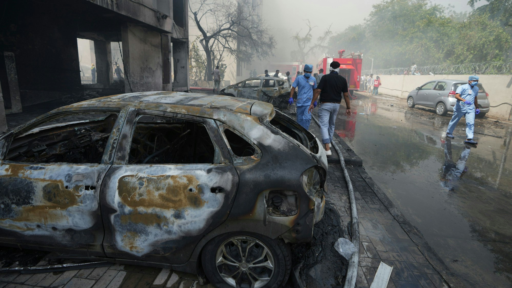 Autos und Gebäude rund um die Absturzstelle.