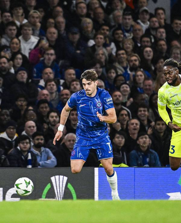 Jordan Torunarigha im Laufduell mit Pedro Neto vom FC Chelsea.