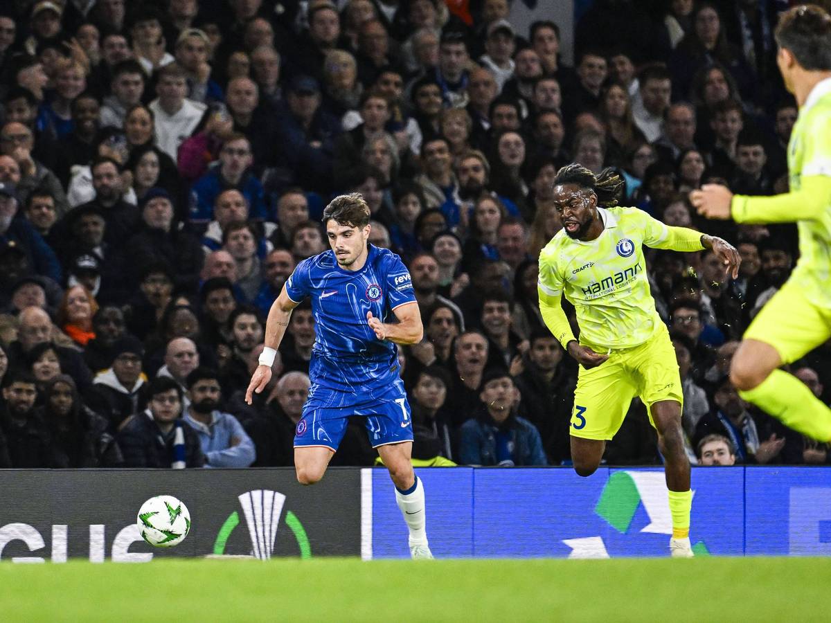 Jordan Torunarigha im Laufduell mit Pedro Neto vom FC Chelsea.