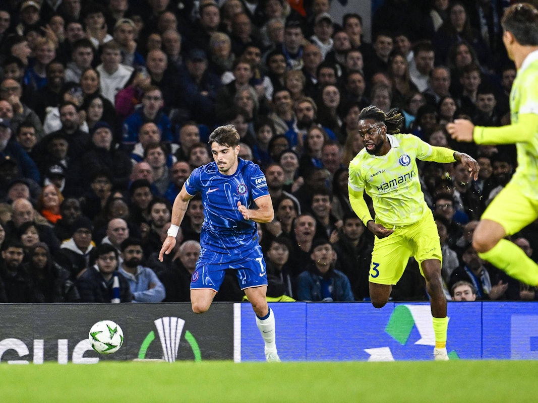 Jordan Torunarigha im Laufduell mit Pedro Neto vom FC Chelsea.