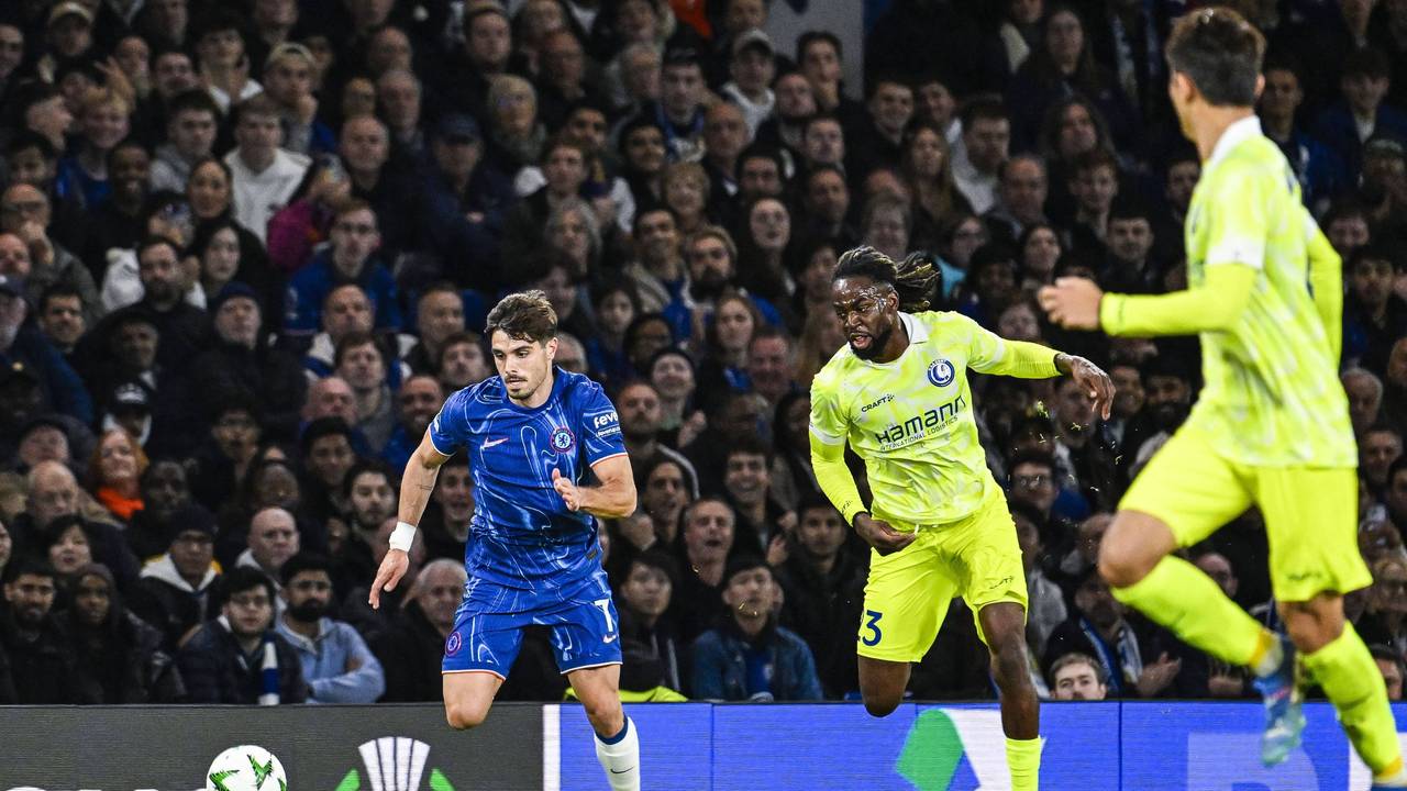 Jordan Torunarigha im Laufduell mit Pedro Neto vom FC Chelsea.