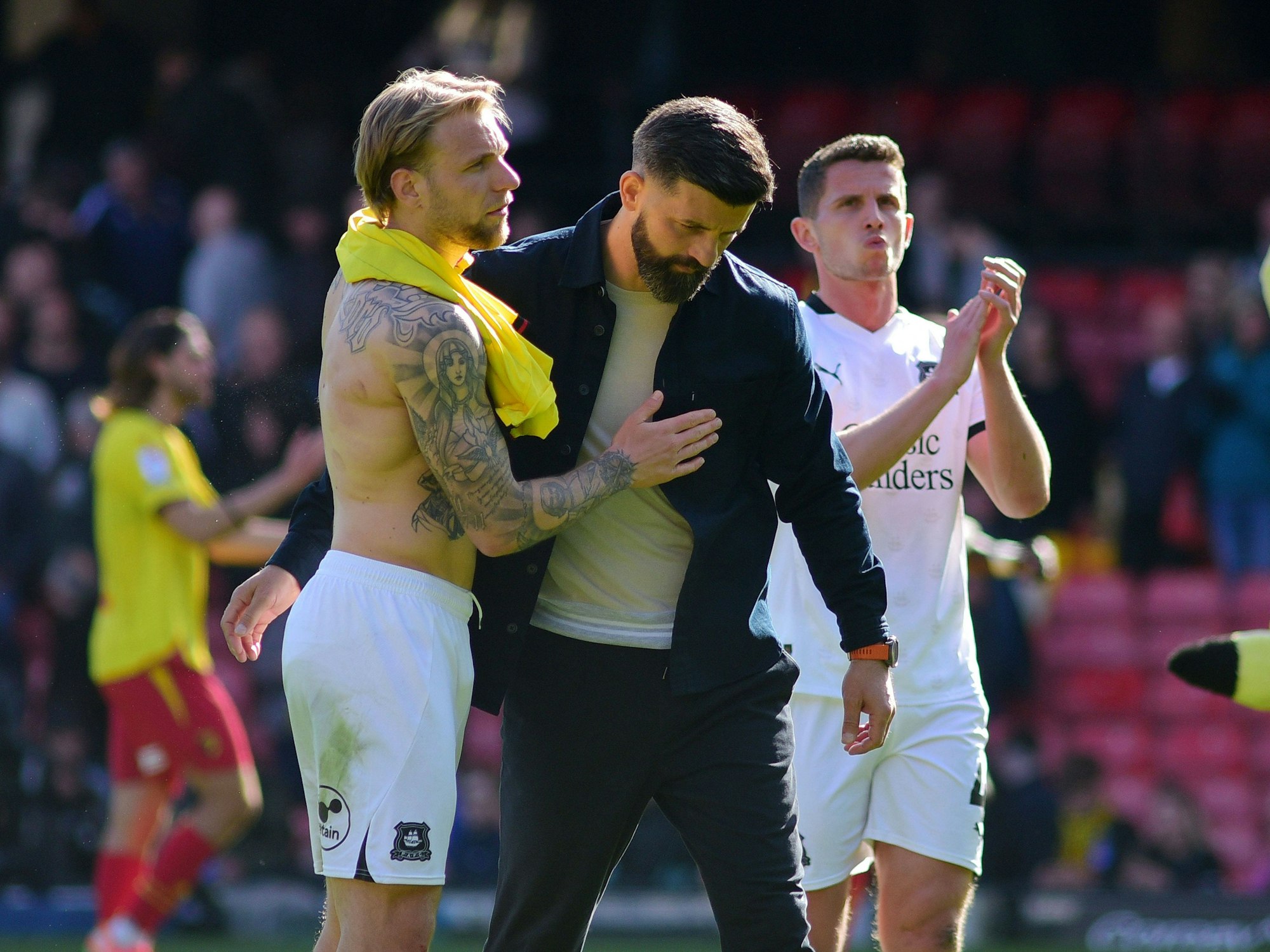 Miron Muslic schlägt mit Tymoteusz Puchacz ab.