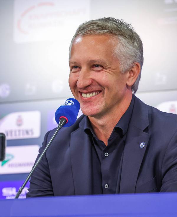 Frank Baumann bei seiner Antritts-PK bei Schalke 04.