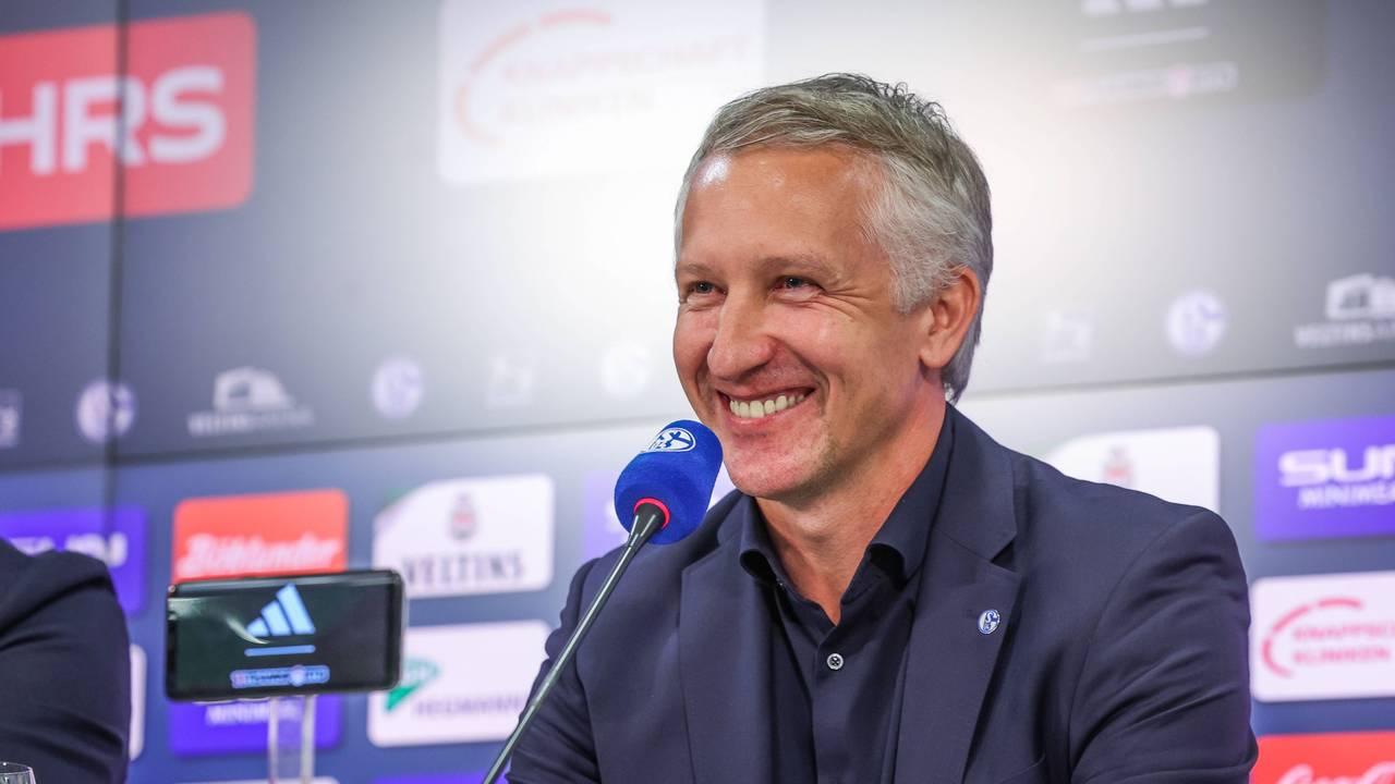 Frank Baumann bei seiner Antritts-PK bei Schalke 04.