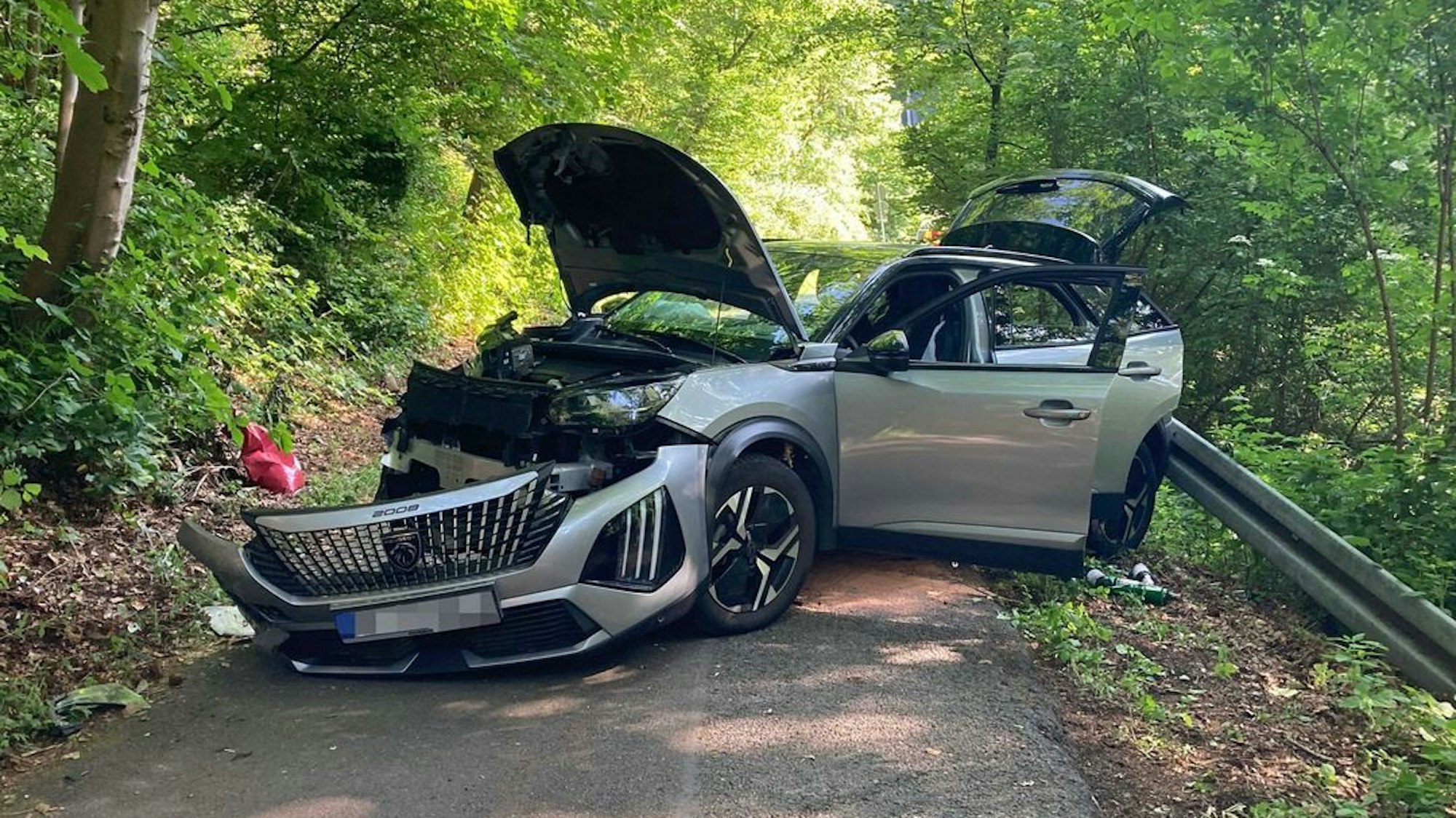 Beschädigter Peugeot nach Unfall in Heiligenhaus. Die 47-jährige Fahrerin verlor die Kontrolle über ihr Fahrzeug und prallte gegen einen Baum.