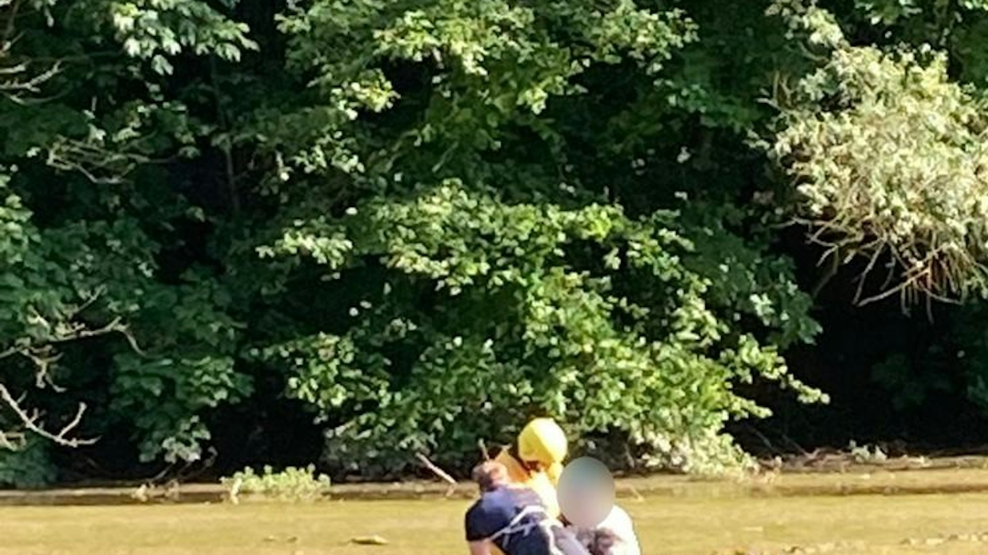 Rettungsaktion der Feuerwehr Mettmann am teilweise ausgetrockneten Goldberger Teich, bei der ein im Schlamm eingesunkenes Kind befreit wurde.
