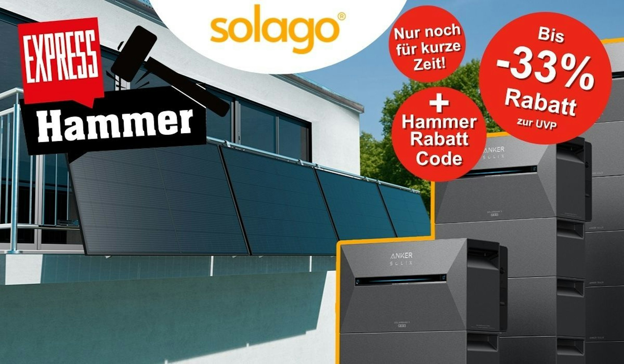 Mehrere Solarmodule einer Photovoltaik-Anlage bzw. eines Balkonkraftwerks hängen an einem Gitterbalkon nebeneinander. Daneben stehen mehrerer Anker Solix 3 Pro Solarbank Speicher.