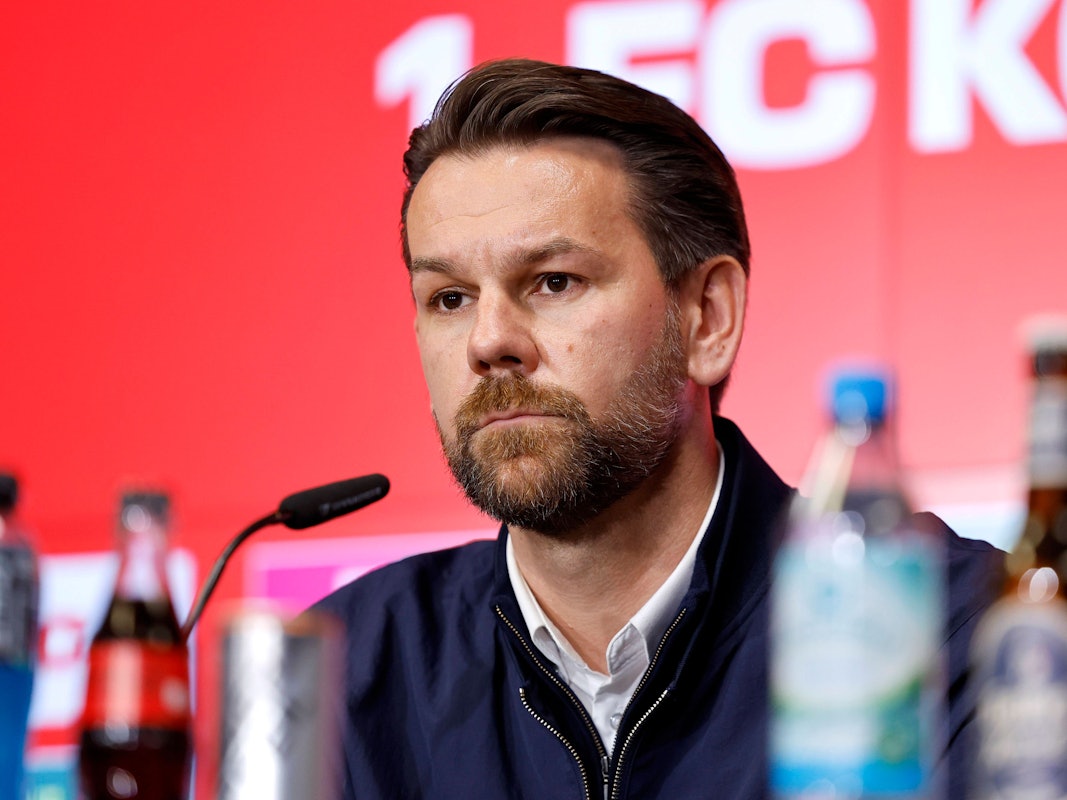 Thomas Kessler bei einer Pressekonferenz des 1. FC Köln.