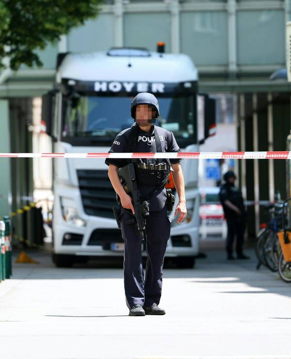 Ein Polizist steht bei einem Großeinsatz der Polizei an der Technischen Universität Wien (TU Wien).