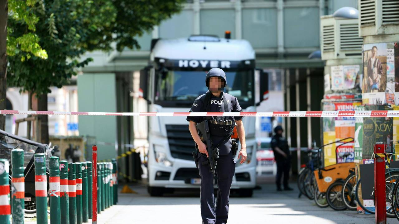Ein Polizist steht bei einem Großeinsatz der Polizei an der Technischen Universität Wien (TU Wien).