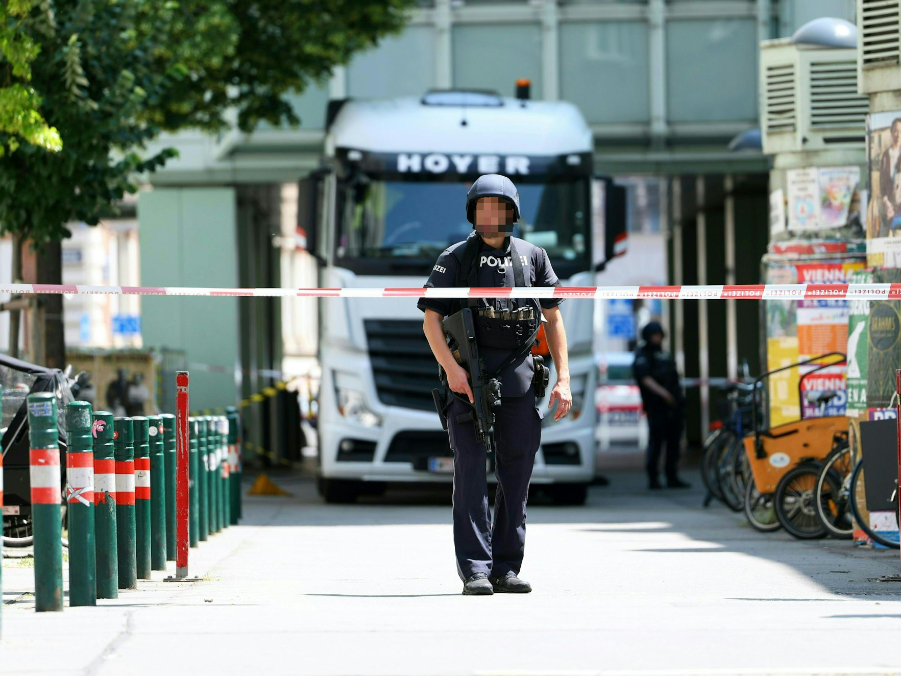 Ein Polizist steht bei einem Großeinsatz der Polizei an der Technischen Universität Wien (TU Wien).