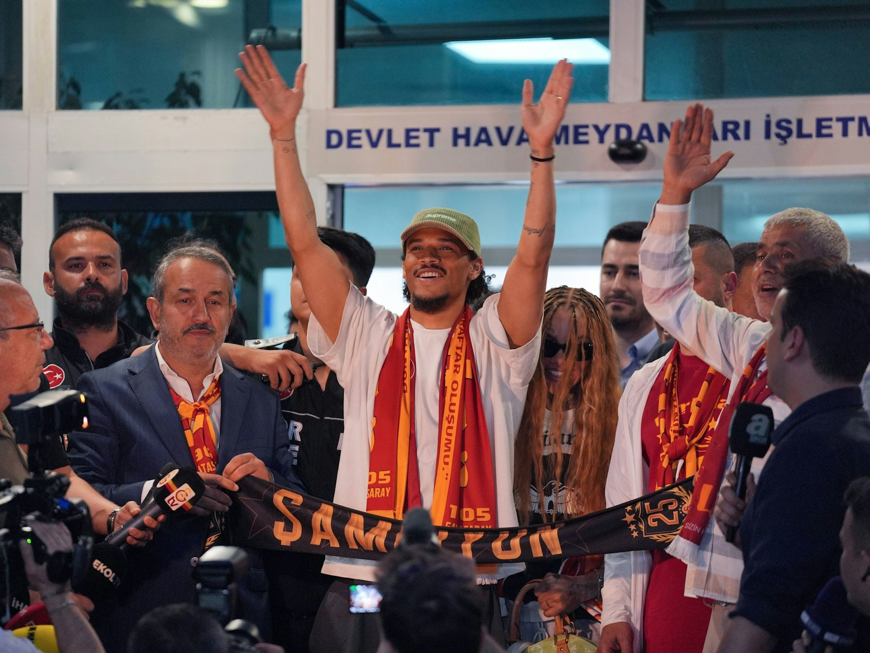 Leroy Sané bei der Ankunft in Istanbul.