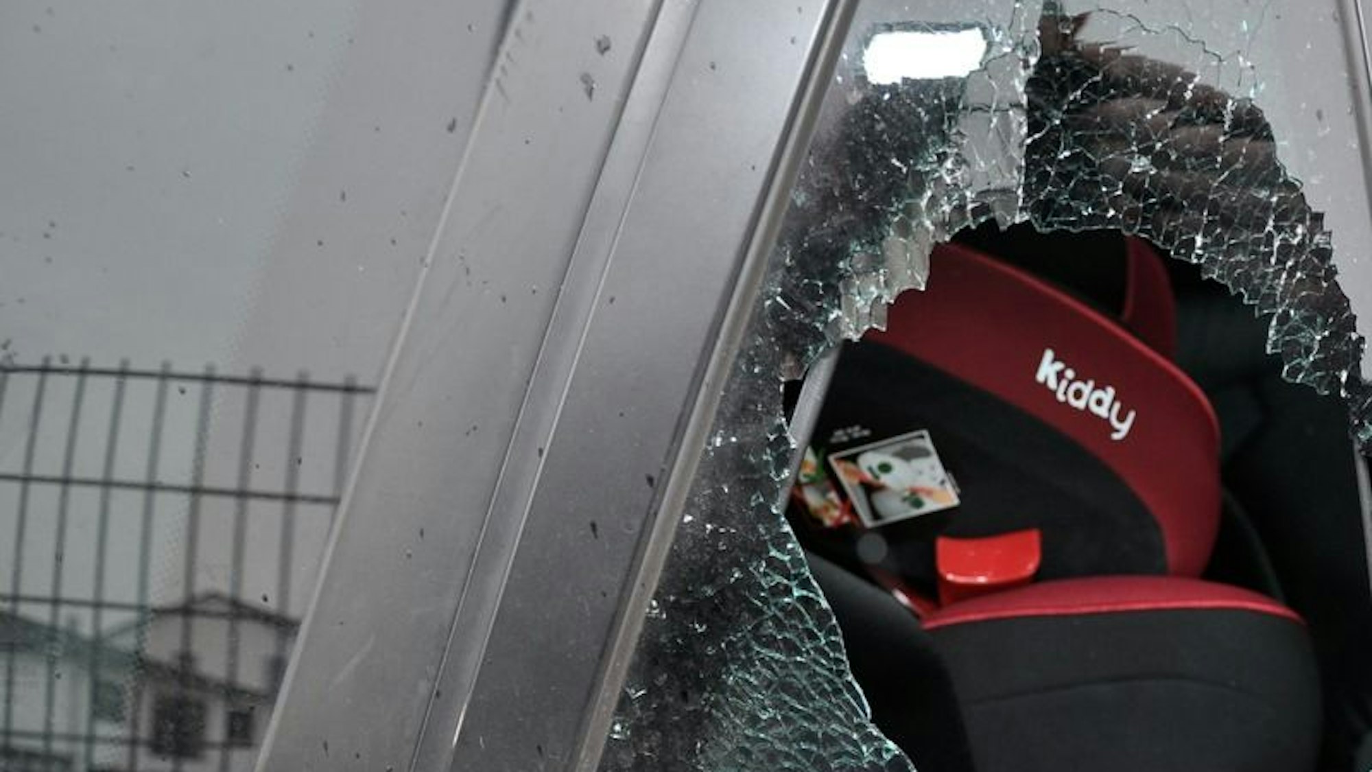 Eingeschlagenes Dreiecksfenster bei BMW