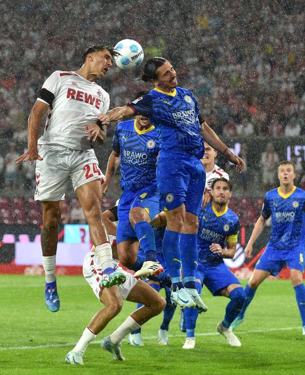 Rayan Philippe im Kopfballduell mit Julian Pauli.