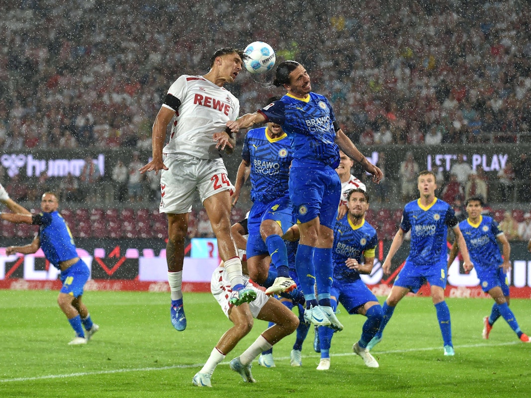 Rayan Philippe im Kopfballduell mit Julian Pauli.