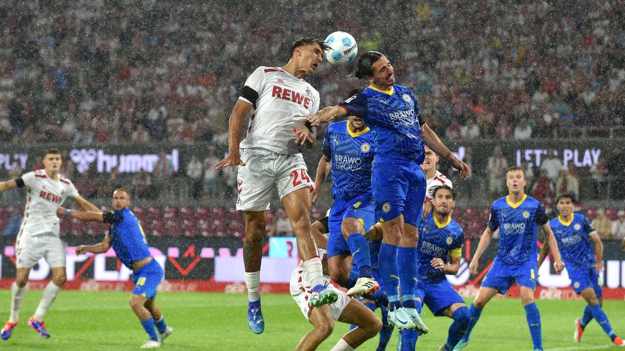 Rayan Philippe im Kopfballduell mit Julian Pauli.