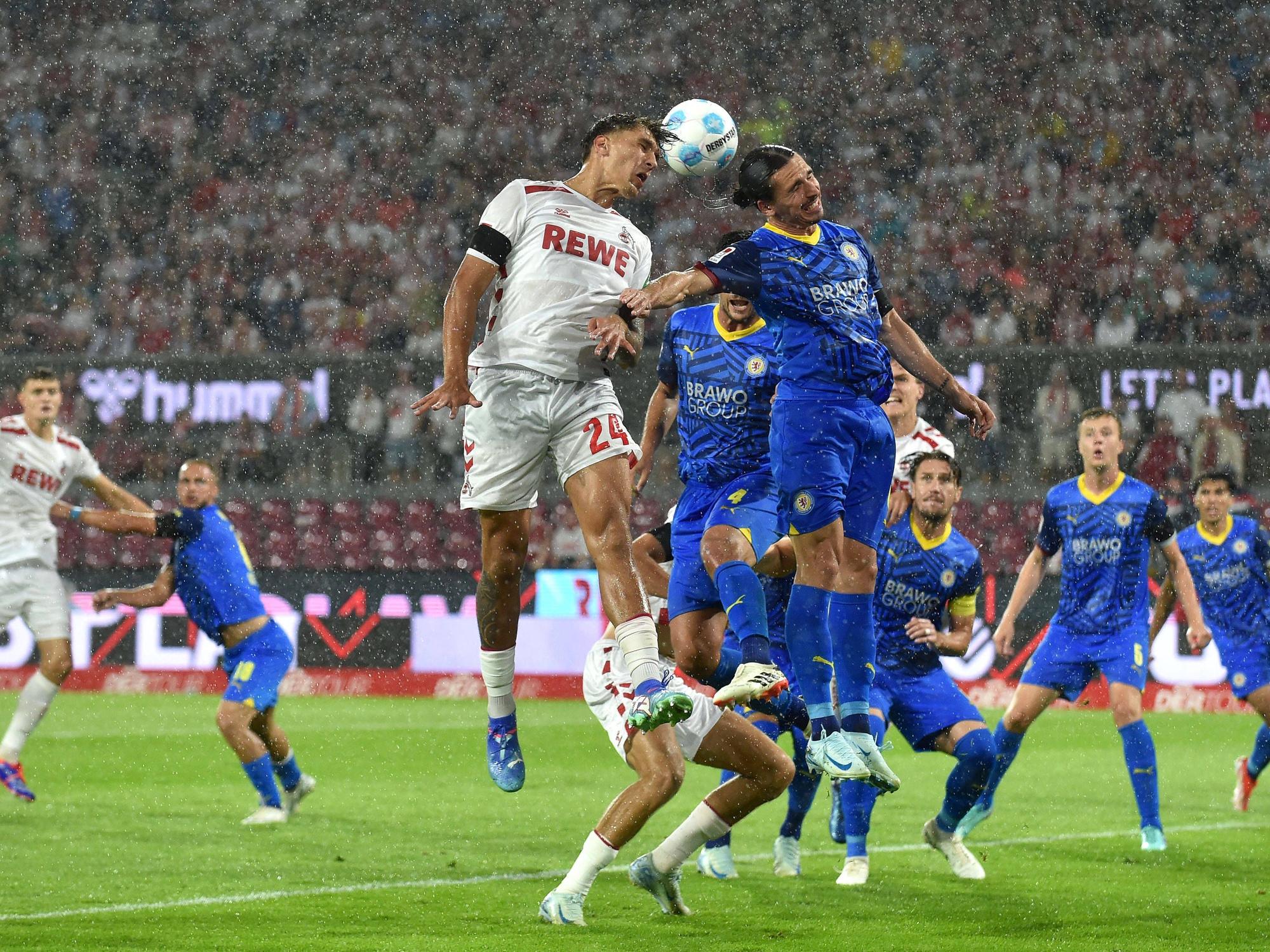 Rayan Philippe im Kopfballduell mit Julian Pauli.
