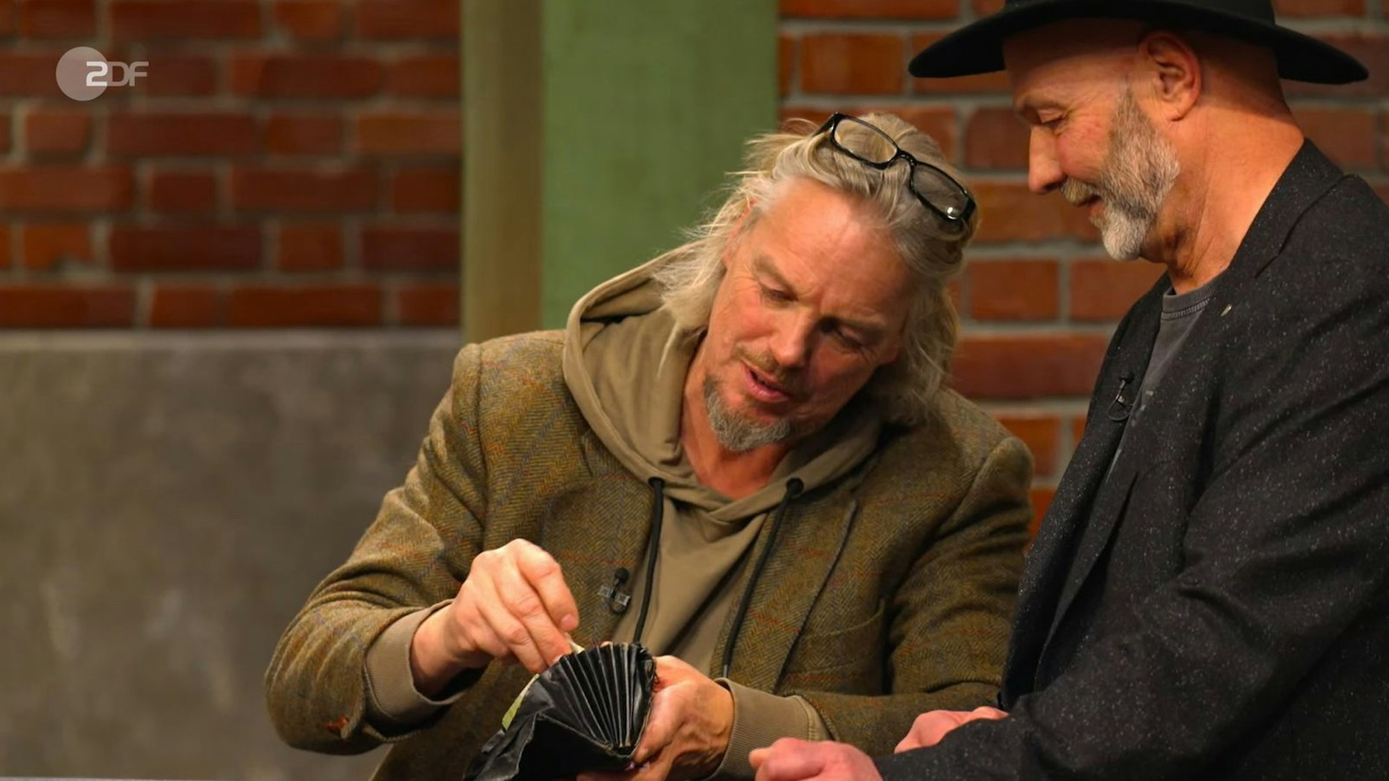 Jos van Katwijk packte den Zockergeist aus und zauberte satte 200 Euro aus dem Portemonnaie. Ein echter Hauptgewinn für die Verkäufer, die dankend annahmen!