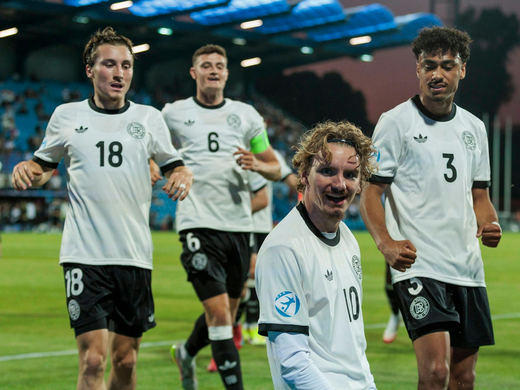 Nick Woltemade jubelt nach seinem Tor.