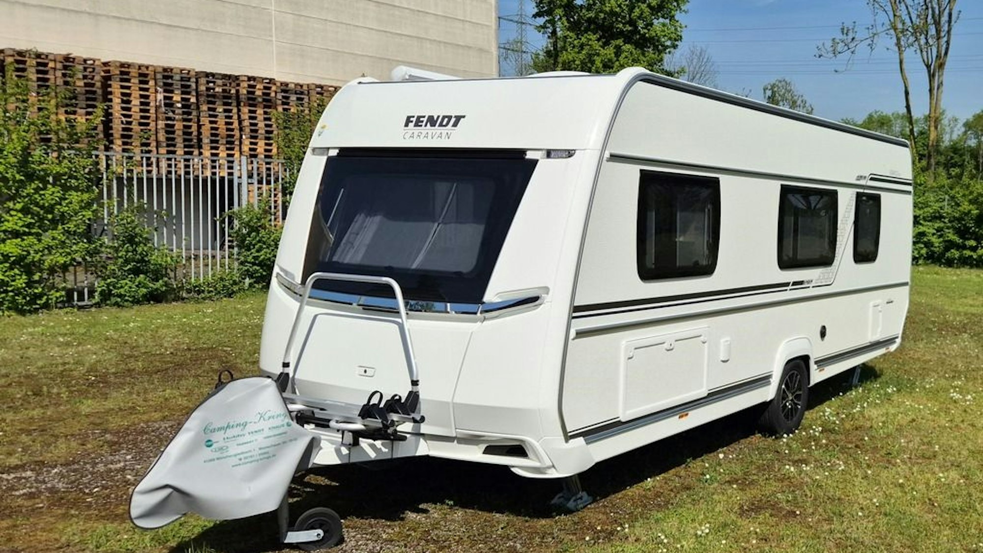Ein weißer Fendt-Wohnwagen, der zwischen dem 10. und 11. Juni 2025 von einem Firmengelände in Kempen gestohlen wurde. Das Fahrzeug trägt das Kennzeichen KK-FH 2025.
