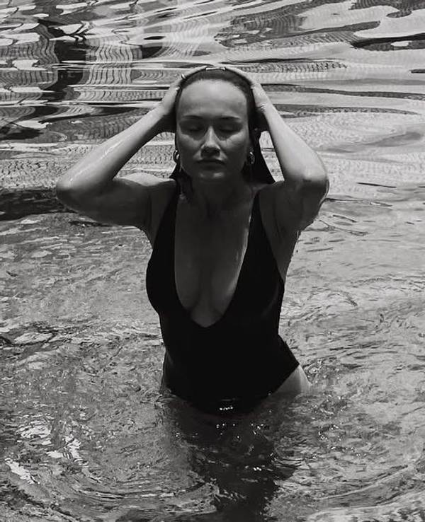 Chloe Skinner, Ehefrau des Edmonton-Goalies Stuart Skinner, steigt im Badeauszug aus dem Pool.