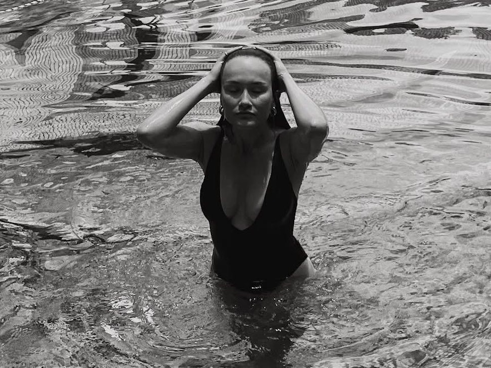 Chloe Skinner, Ehefrau des Edmonton-Goalies Stuart Skinner, steigt im Badeauszug aus dem Pool.