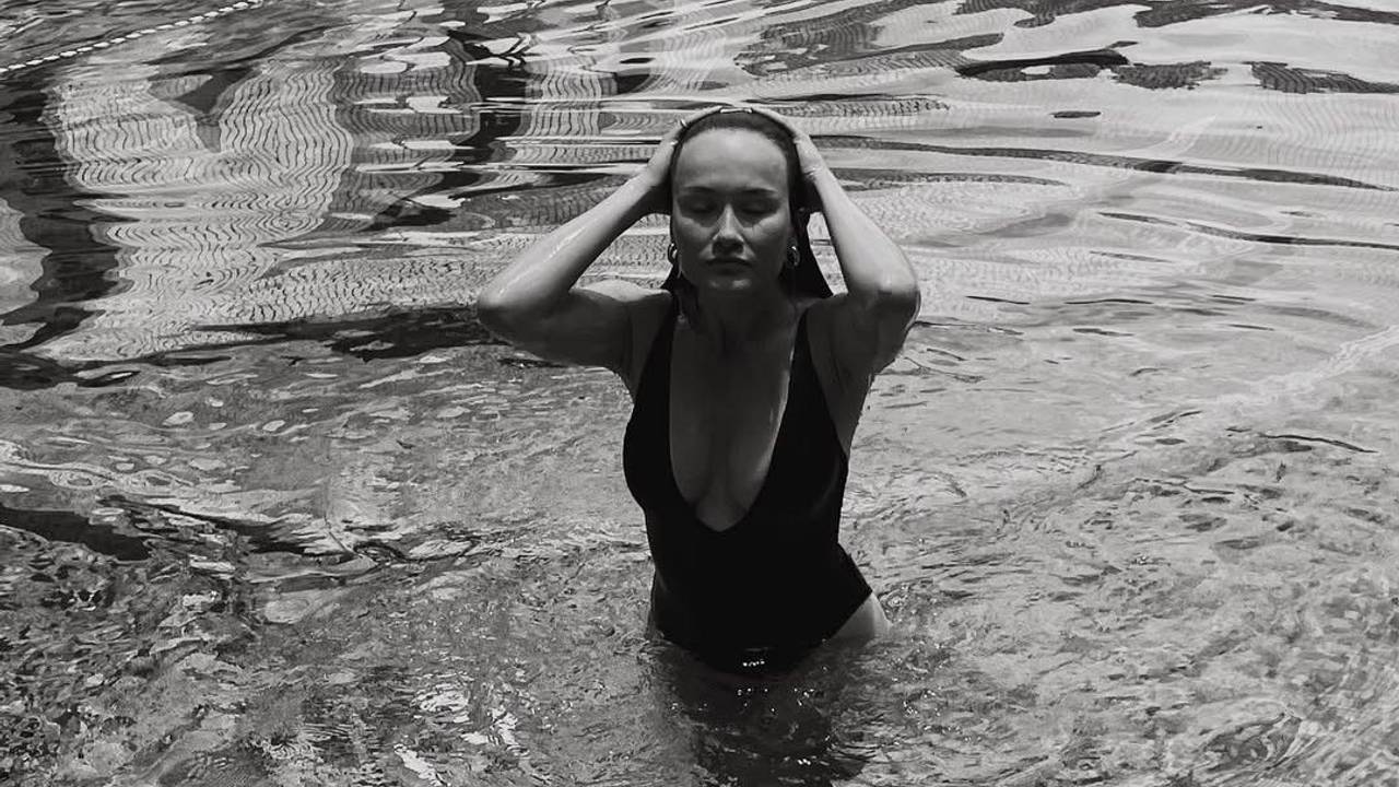 Chloe Skinner, Ehefrau des Edmonton-Goalies Stuart Skinner, steigt im Badeauszug aus dem Pool.
