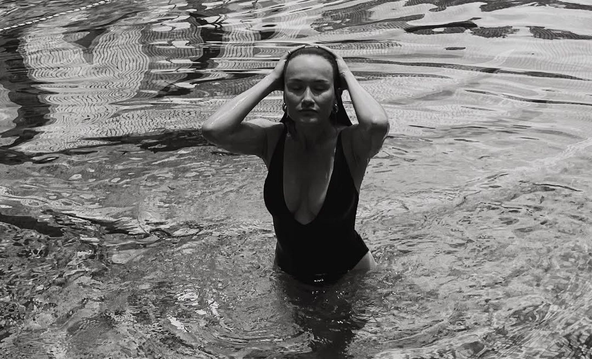 Chloe Skinner, Ehefrau des Edmonton-Goalies Stuart Skinner, steigt im Badeauszug aus dem Pool.