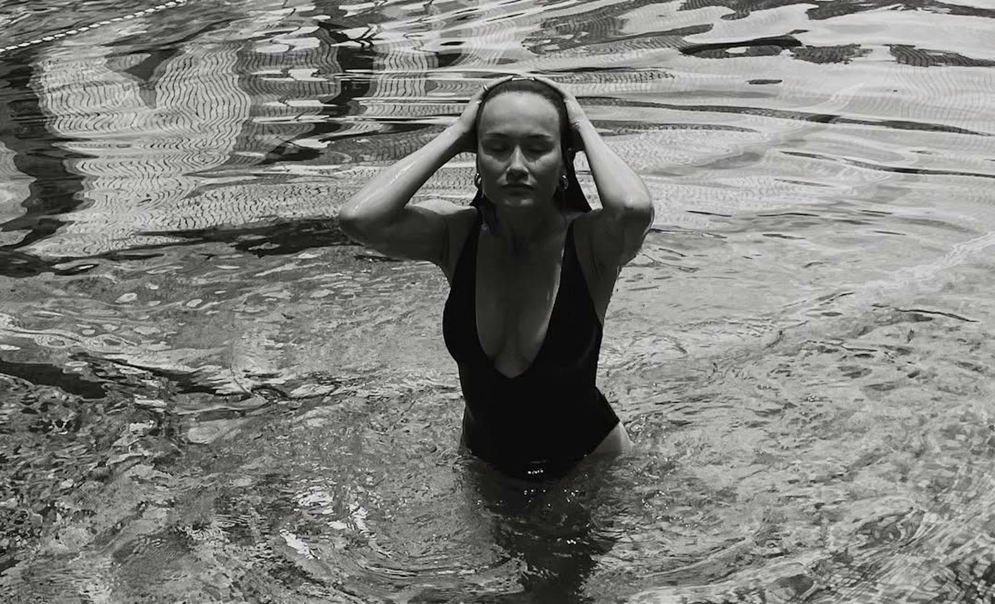 Chloe Skinner, Ehefrau des Edmonton-Goalies Stuart Skinner, steigt im Badeauszug aus dem Pool.