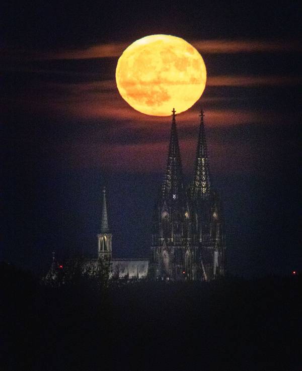 Vollmond neben dem Kölner Dom