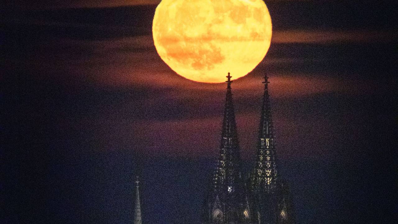 Vollmond neben dem Kölner Dom