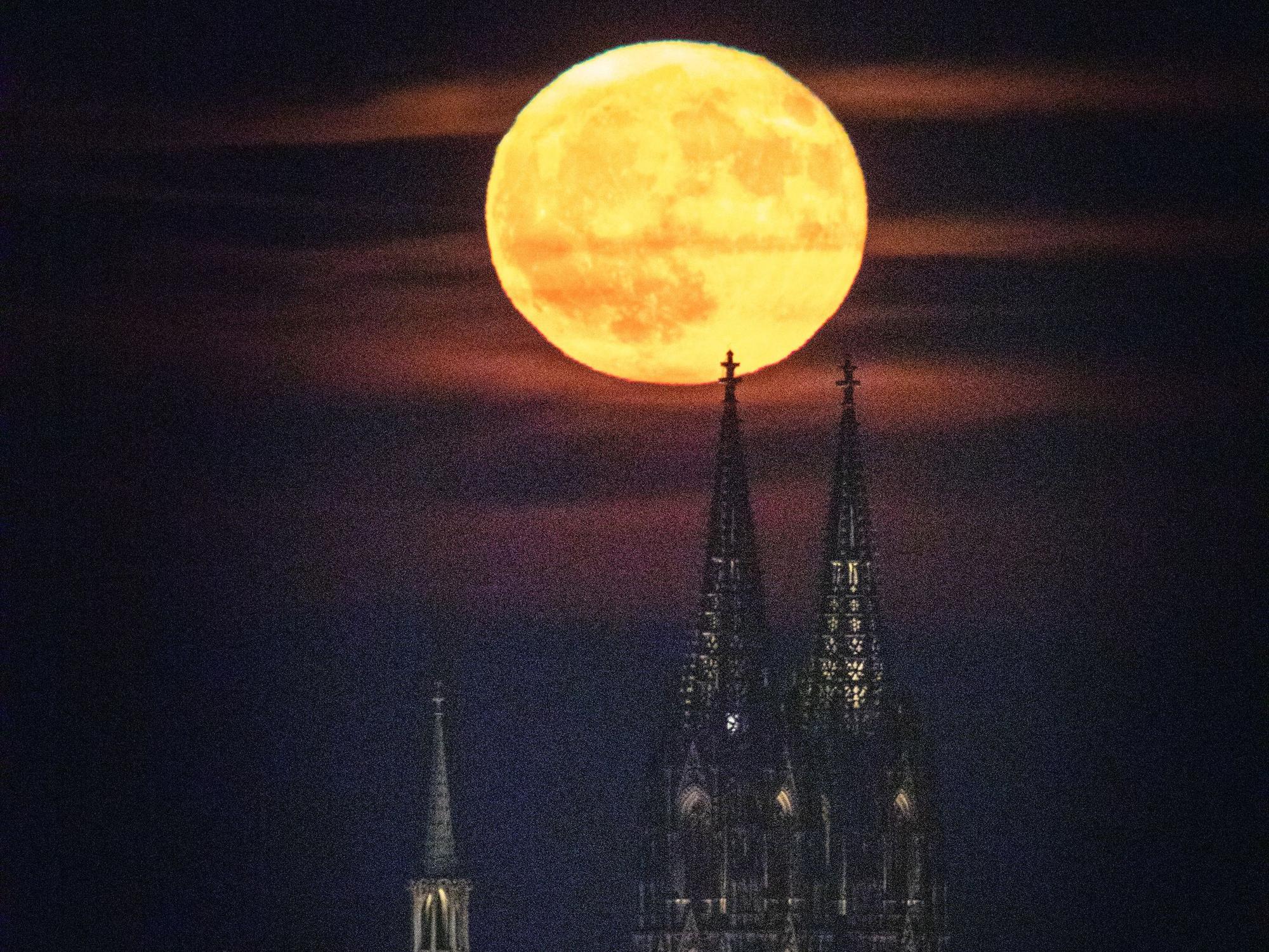 Vollmond neben dem Kölner Dom