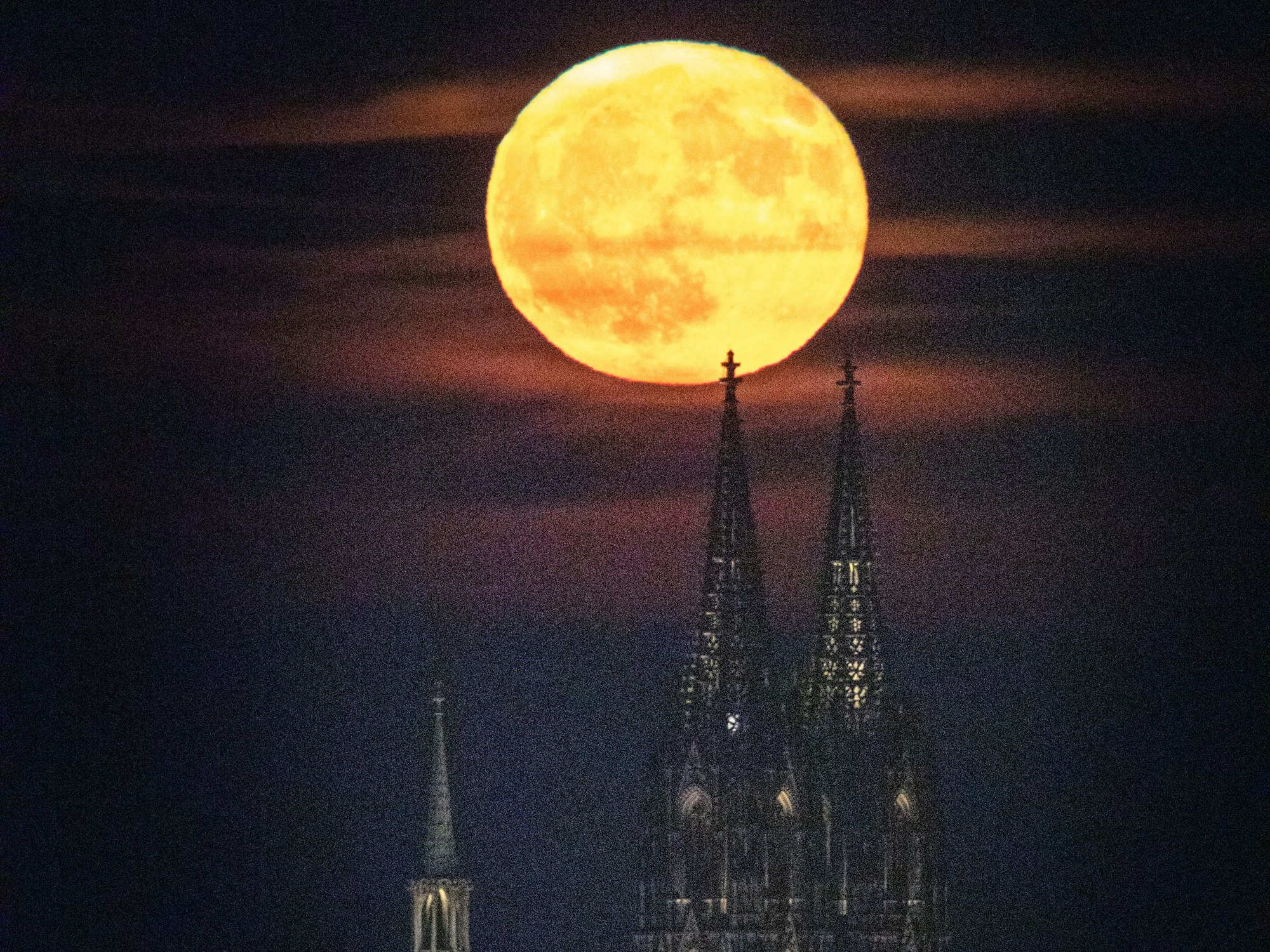 Vollmond neben dem Kölner Dom