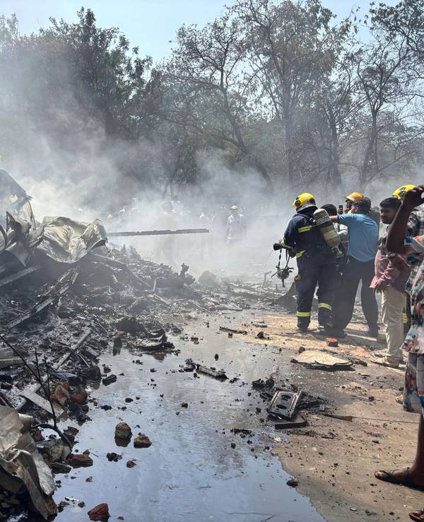 Die Feuerwehr in Ahmedabad nach dem Flugzeugabsturz der Maschine von Air India auf dem Weg nach London im Einsatz.