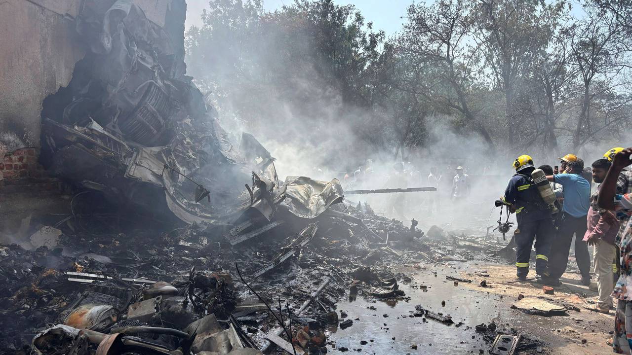 Die Feuerwehr in Ahmedabad nach dem Flugzeugabsturz der Maschine von Air India auf dem Weg nach London im Einsatz.