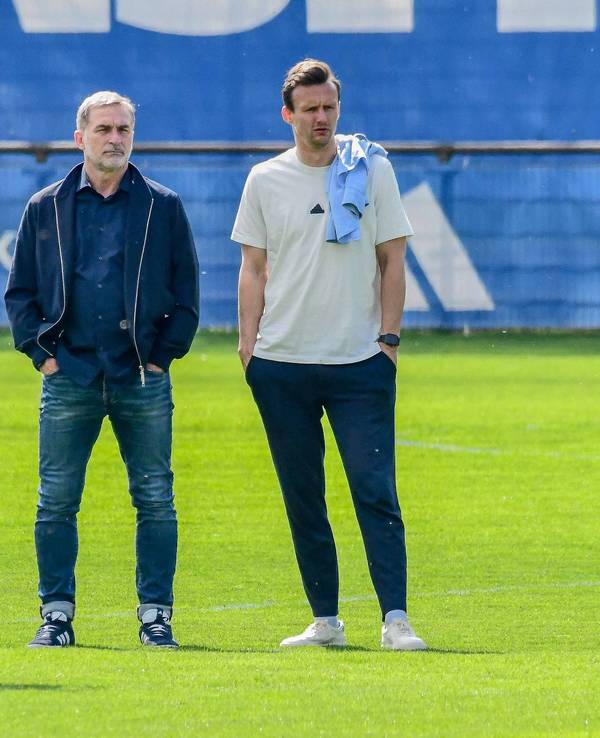 Stefan Kuntz und Claus Costa schauen Davie Selke beim Training zu.