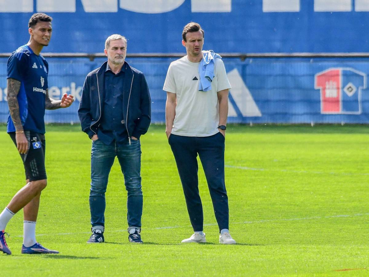 Stefan Kuntz und Claus Costa schauen Davie Selke beim Training zu.