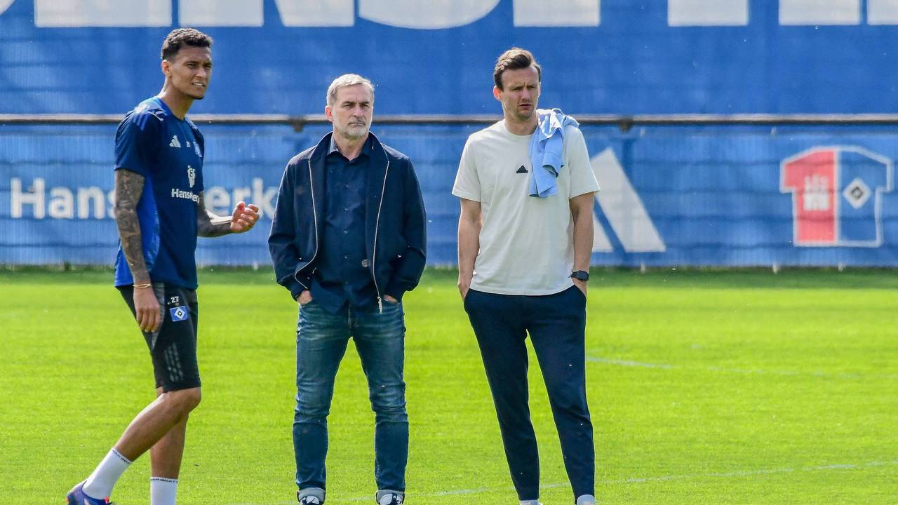 Stefan Kuntz und Claus Costa schauen Davie Selke beim Training zu.