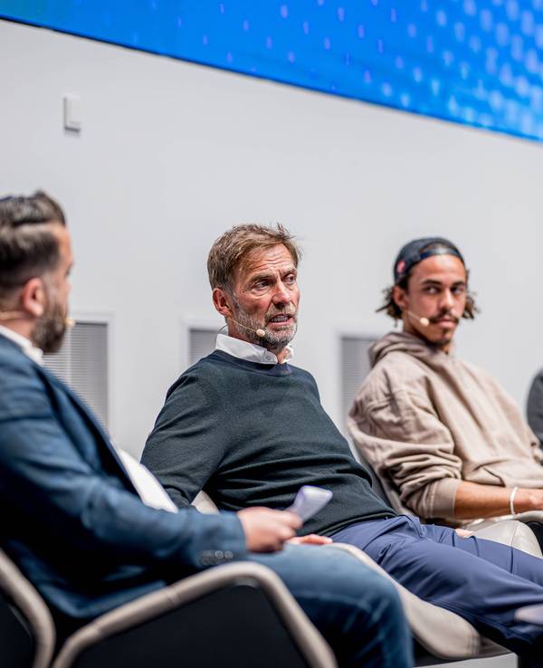 Jürgen Klopp spricht bei einem RB-Kongress.